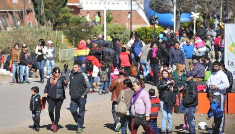 Aumentó la cantidad de turistas, pero bajó el gasto: el balance de un fin de semana largo gasolero