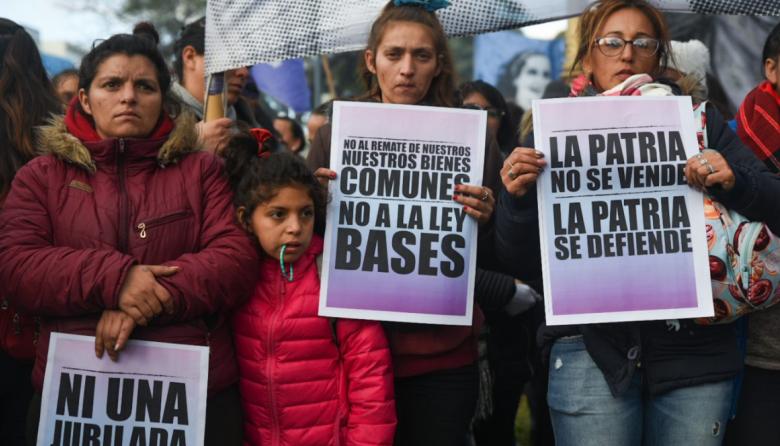 Un experto advierte que la Ley Bases solo aumentó la precariedad laboral: “nadie elige cobrar la mitad”