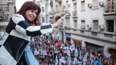 Cristina Kirchner arengó por la educación pública desde el balcón del Instituto Patria