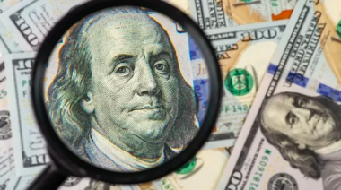 El dólar oficial cerró agosto en $1.360 y anotó su primera baja mensual con el nuevo régimen de bandas