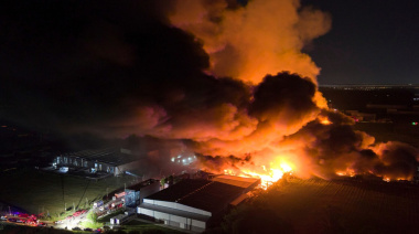Incendio apocalíptico en el Polo Industrial de Ezeiza: evacuados, heridos y casas vecinas destrozadas