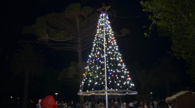 Quequén encendió su árbol de Navidad con un emotivo encuentro comunitario