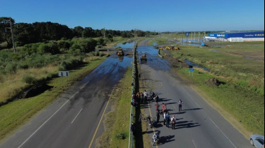 Derrame cloacal en la Ruta 11: corte total entre Pinamar y Ostende por un grave desborde