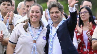 El gobernador Axel Kicillof visitó el Campamento Nacional de Scouts en Necochea
