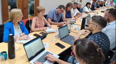 Paro de docentes y equilibrismo político: los gremios reclaman en Provincia, pero apuntan a Milei