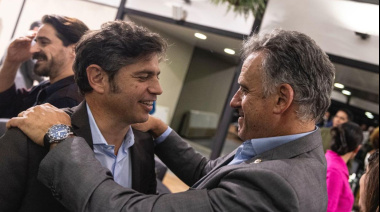 ¿Con saco de candidato? Kicillof se mueve en Uruguay y gana volumen internacional