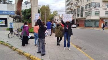 Protesta en Necochea por la reforma de la Ley de Glaciares