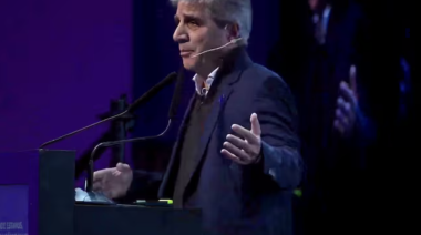 Caputo negó la crisis y volvió a encender el debate: ¿la economía mejora o la calle muestra otra realidad?