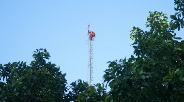 Comenzó el desmantelamiento de una torre fuera de servicio como paso previo a la reparación del techo del municipio