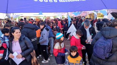 La Plaza se puso en «Modo Mundial» con un intercambio de figuritas que convocó a toda la familia