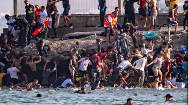Un viaje de ida y vuelta a Marruecos para más de 50.000 migrantes en 48 horas: Ceuta continúa vaciándose mientras el Ejército toma el control de la frontera