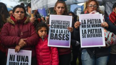 Un experto advierte que la Ley Bases solo aumentó la precariedad laboral: “nadie elige cobrar la mitad”