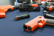 El Gobierno reglamentó el uso de armas no letales para detener agresores