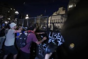 Tras una protesta pacífica, hubo momentos de tensión en el Congreso con manifestantes encapuchados