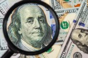 El dólar oficial cerró agosto en $1.360 y anotó su primera baja mensual con el nuevo régimen de bandas