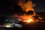 Incendio apocalíptico en el Polo Industrial de Ezeiza: evacuados, heridos y casas vecinas destrozadas
