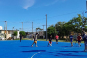 Juventud Nueva Necochea puso en valor la cancha del barrio Fonavi junto al Grupo Colmena
