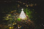 Se encendió el Árbol de Navidad y se realizó el pesebre viviente en una plaza repleta de familias