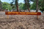 Colocaron cartel que identifica al Anfiteatro del Parque en el marco de un proceso de reutilización de árboles