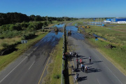 Derrame cloacal en la Ruta 11: corte total entre Pinamar y Ostende por un grave desborde