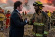 Milei agradece a los bomberos de la Patagonia con una foto trucada, pero les redujo el presupuesto casi un 80 por ciento