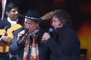 De demonizar los festivales populares a subirse al escenario: la noche en que Milei cantó sus contradicciones