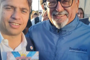 Llarías le entregó a Kicillof su libro sobre Perón