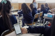 Vuelve a discutirse el uso de celulares en las escuelas