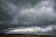 Un sistema de baja presión se instala frente a la costa y anticipa días de tormentas y viento extremo en Necochea