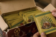 Compró una caja de figuritas del Mundial y descubrió una insólita estafa