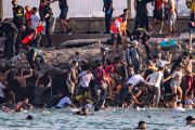 Un viaje de ida y vuelta a Marruecos para más de 50.000 migrantes en 48 horas: Ceuta continúa vaciándose mientras el Ejército toma el control de la frontera