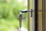 El sueño de la casa propia, cada vez más lejos: 2,5 millones de jóvenes siguen en el hogar familiar