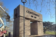 Recuperaron el Monumento del Centenario de Necochea tras una jornada de limpieza y puesta en valor