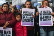 Un experto advierte que la Ley Bases solo aumentó la precariedad laboral: “nadie elige cobrar la mitad”