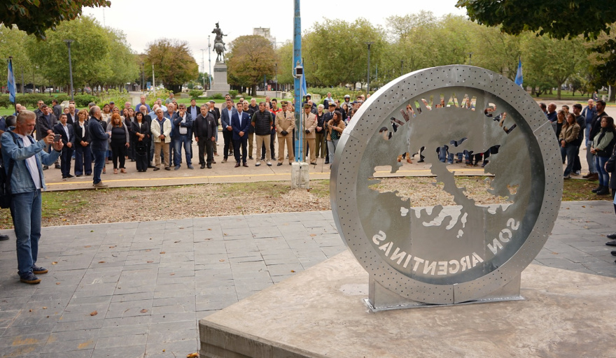 Presentaron el Monumento Malvinas Argentinas y se depositaron ofrendas florales en la Plaza Dardo Rocha