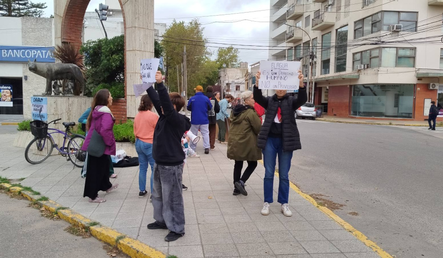 Protesta en Necochea por la reforma de la Ley de Glaciares